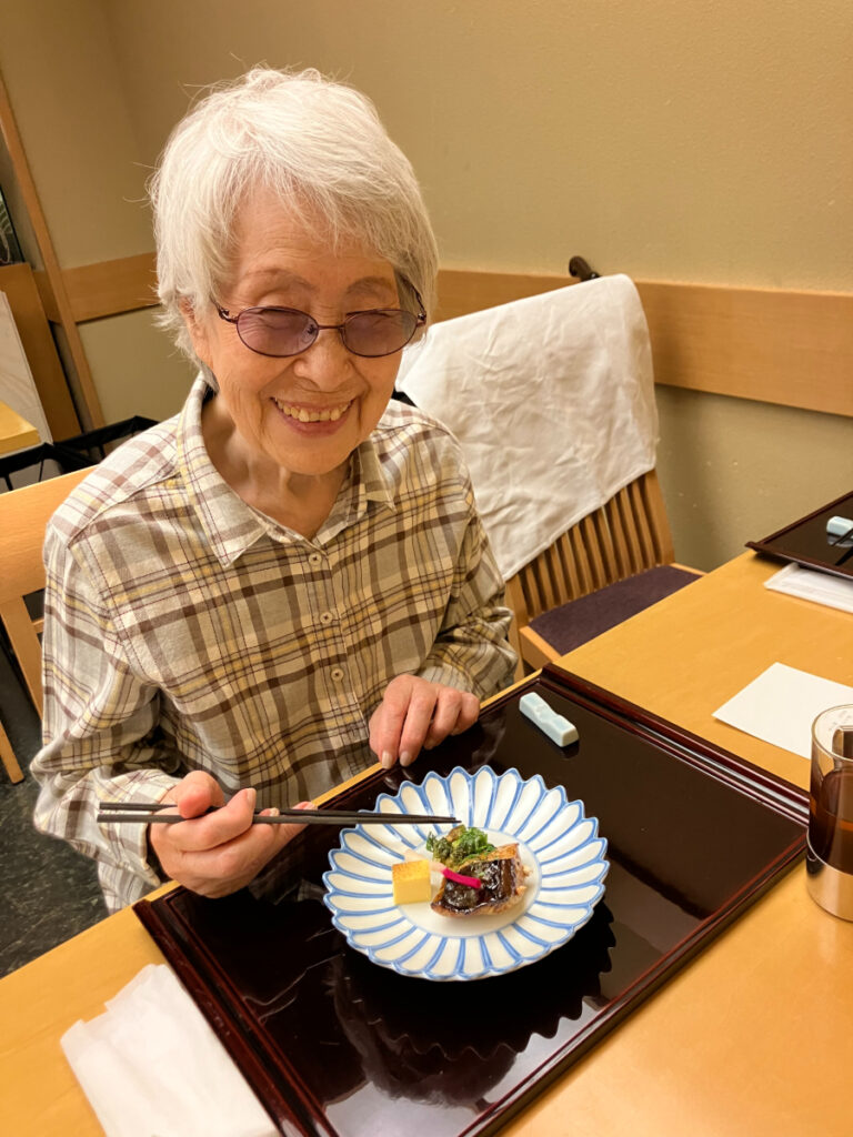 和食コースを堪能するご入居者