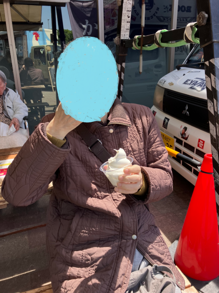 道の駅でソフトクリームを満喫するご入居者