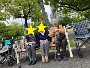 屋外でレクリエーションを楽しむ入居者たちの風景
