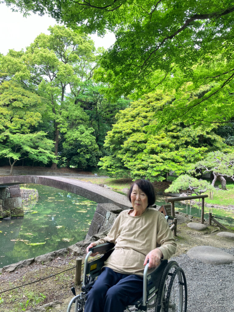 小石川後楽園で池を眺めるご入居者