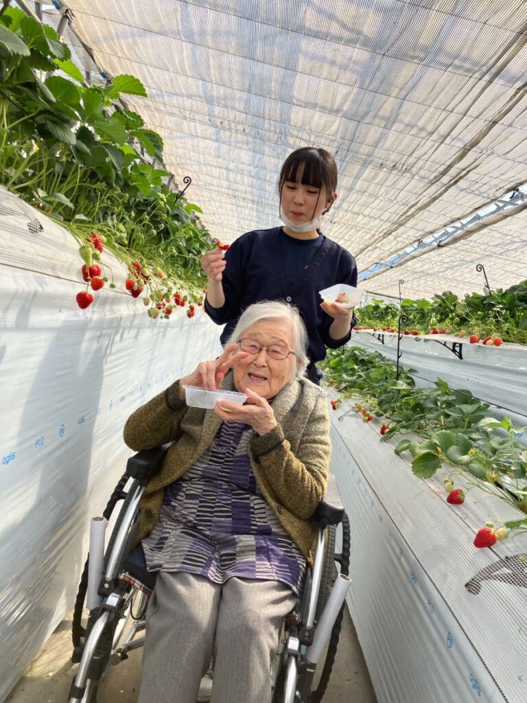 いちご狩りを楽しむご入居者とスタッフ