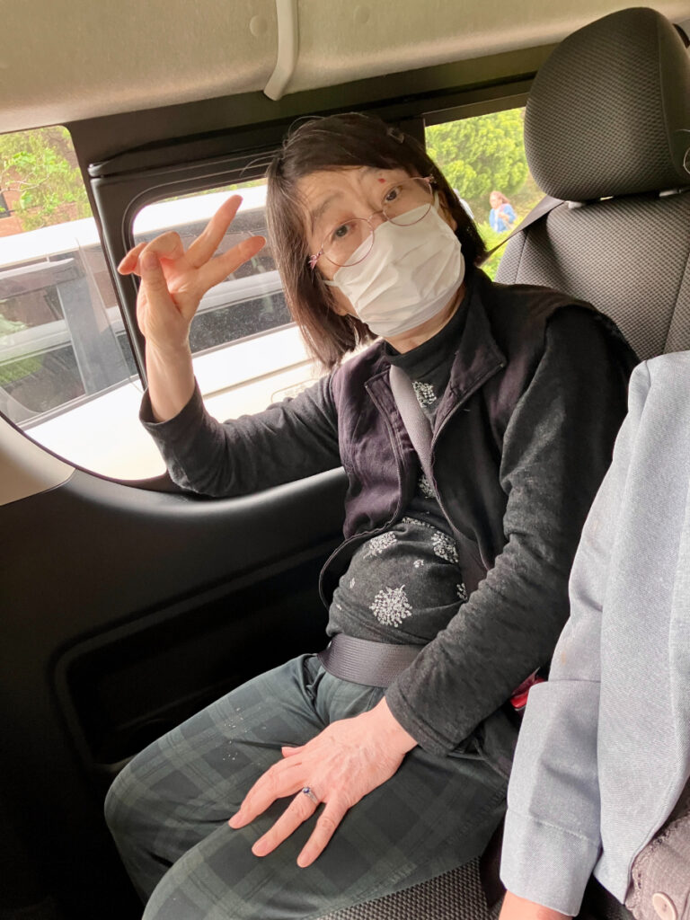 ドライブを笑顔で楽しむ様子