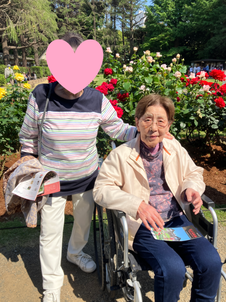 旧古河庭園でバラとご入居者
