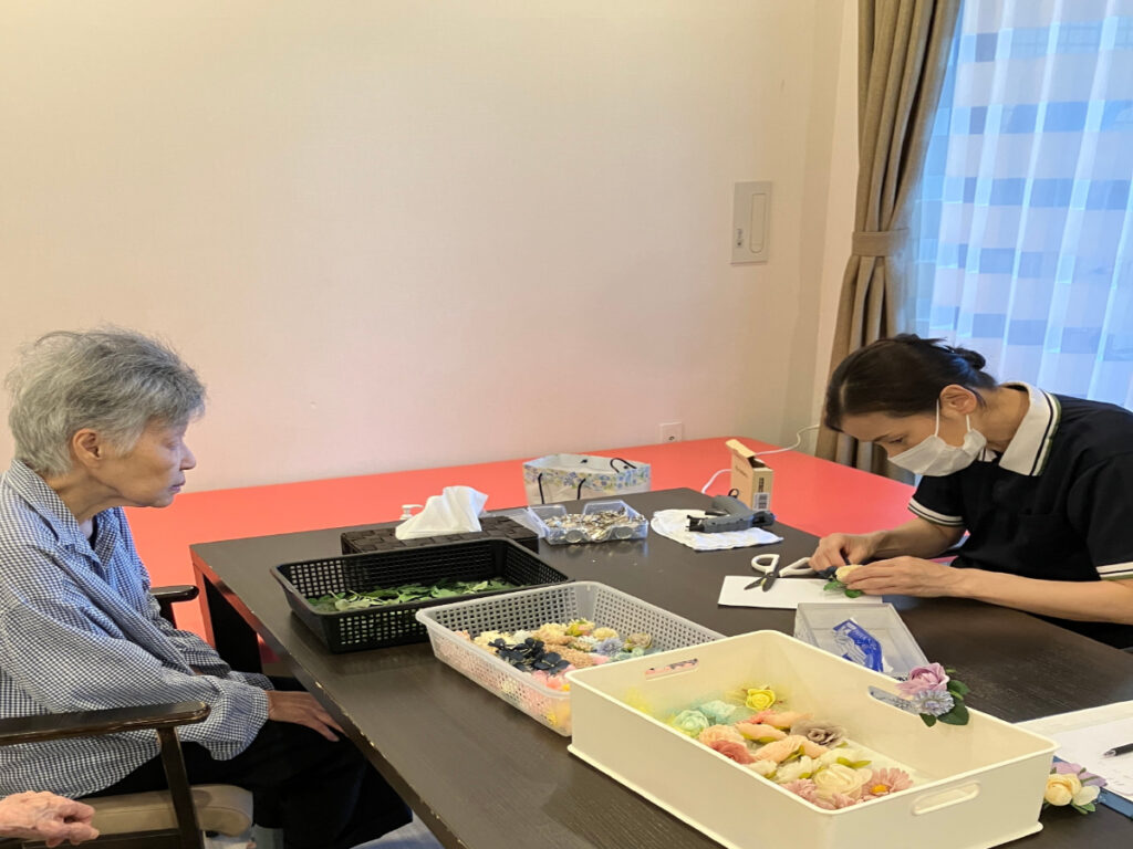 母の日レクリエーションでブローチ作り