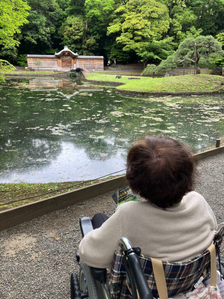 小石川後楽園で池を眺めるご入居者