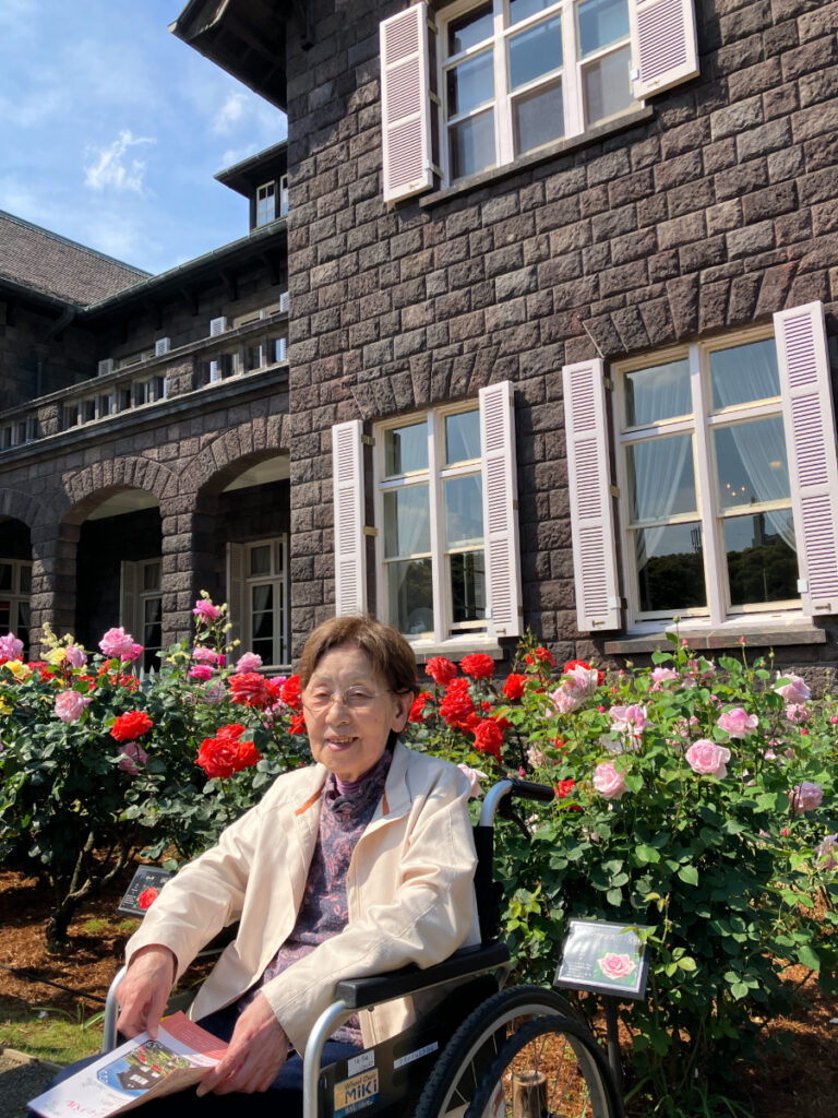 旧古河庭園でバラとご入居者
