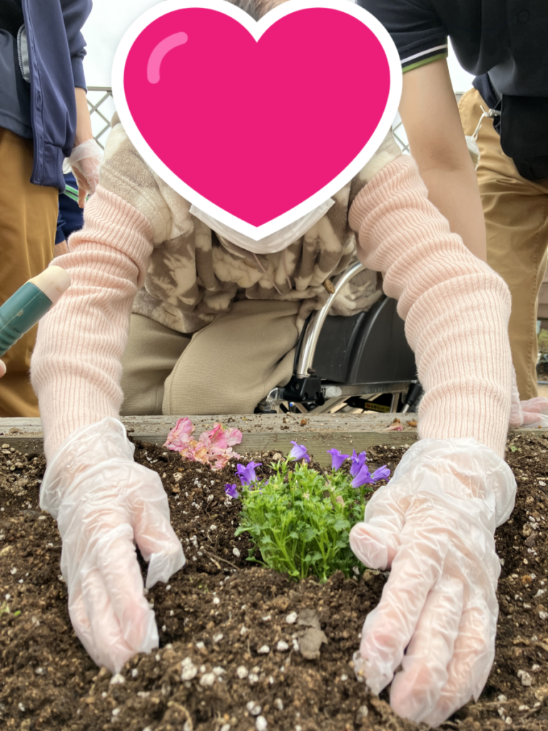 苗を植えるご入居者