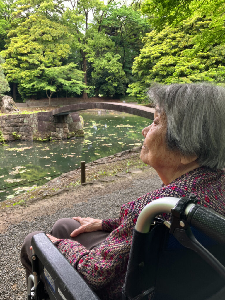 小石川後楽園で池を眺めるご入居者