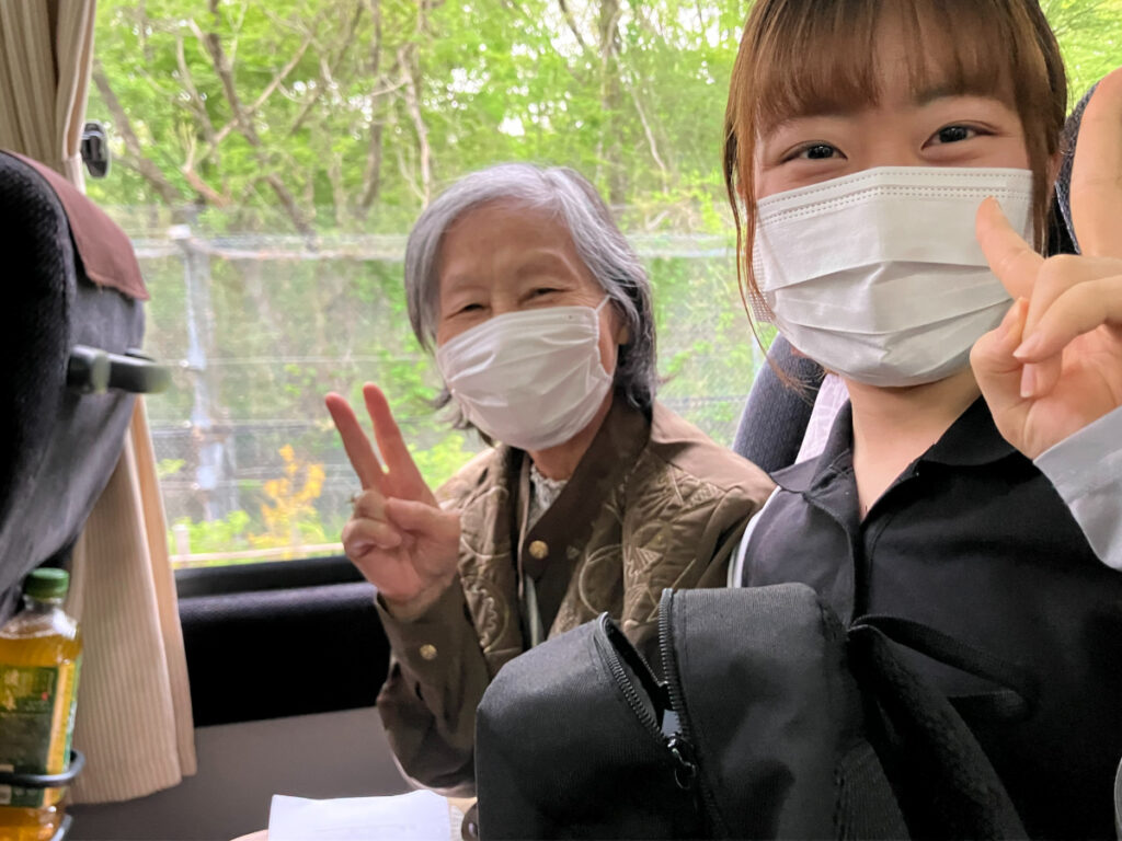 日帰りバス旅行車内の様子