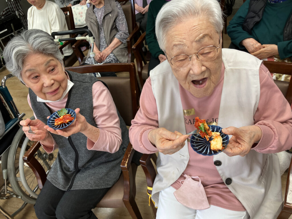 ピザを笑顔で召し上がるご入居者