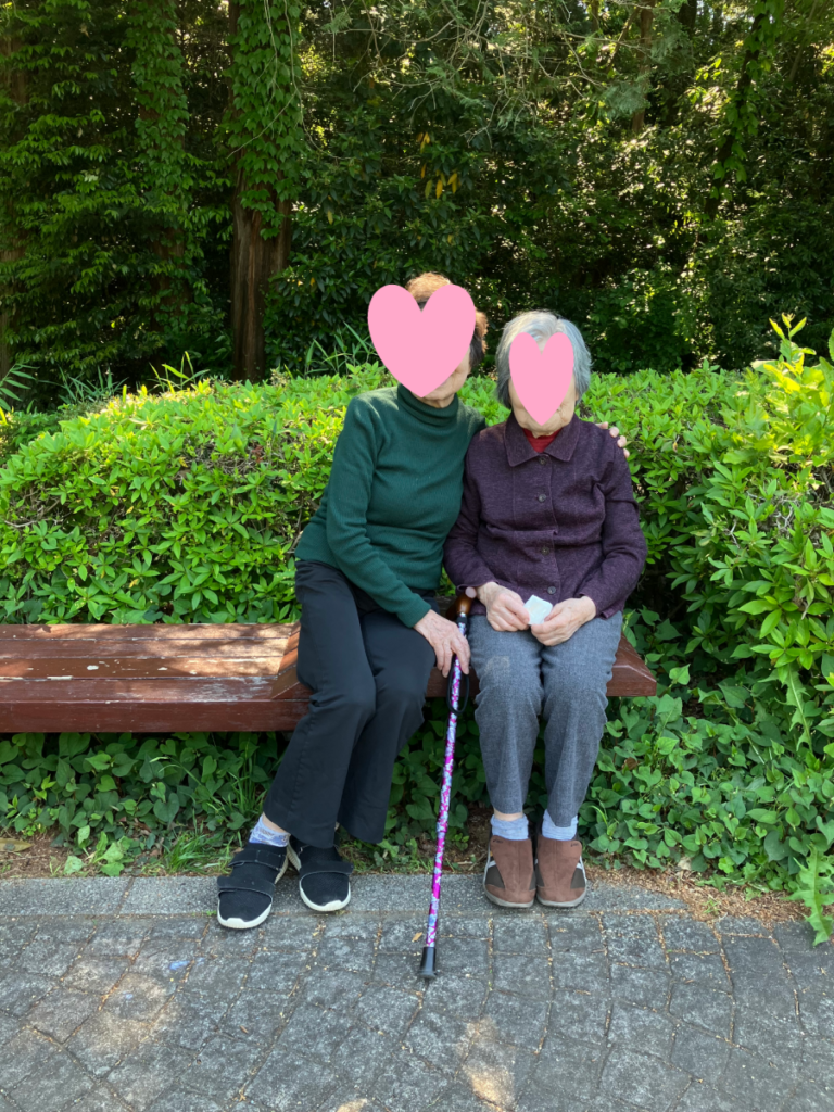 動物園でなごやかな記念撮影