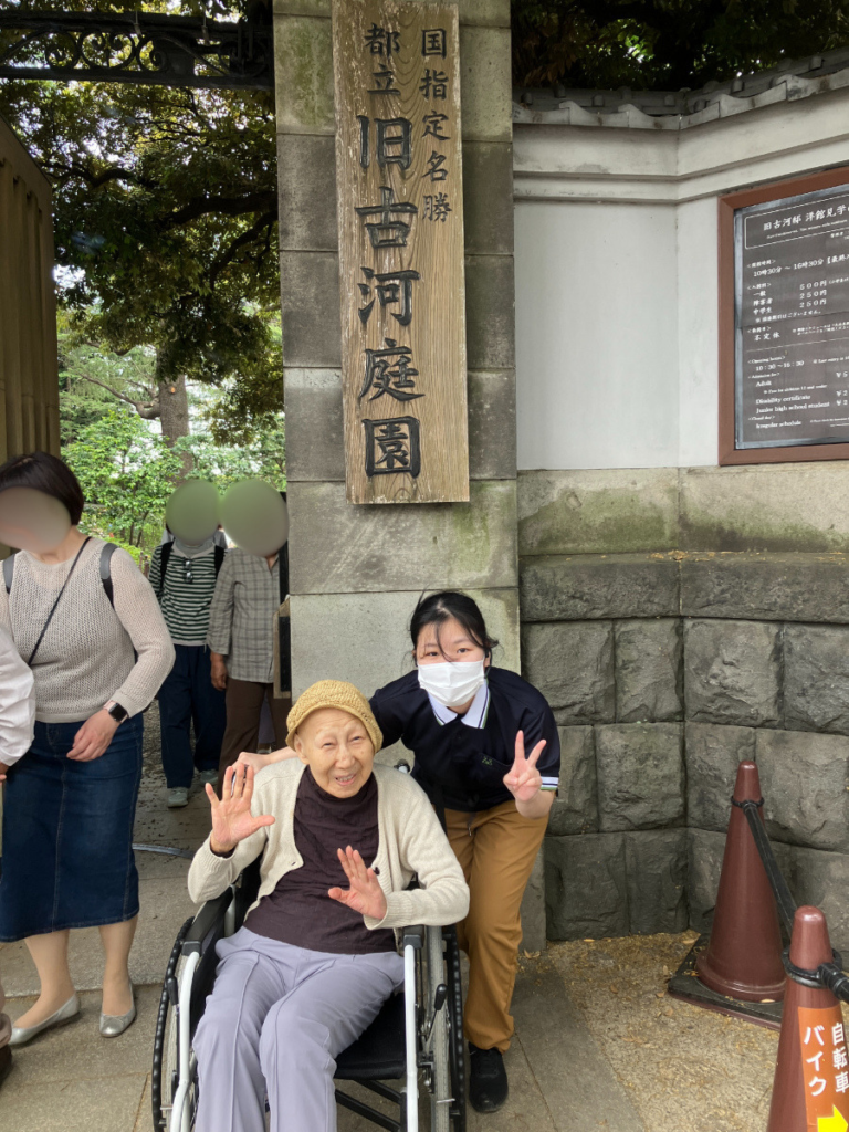 旧古河庭園でスタッフとご入居者