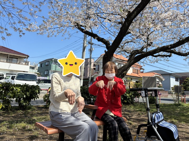 お花見を楽しむご入居者