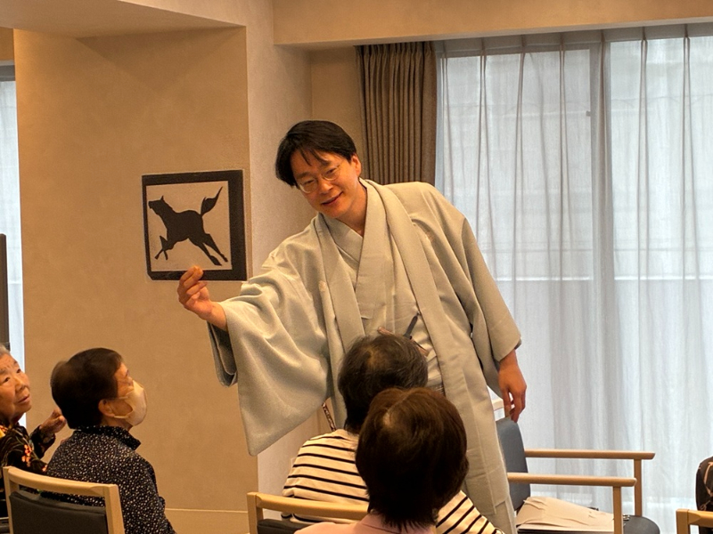 紙切り芸に感動するご入居者