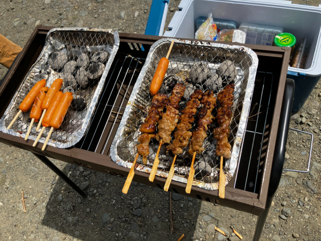 焼き上がる焼き鳥やフランクフルト