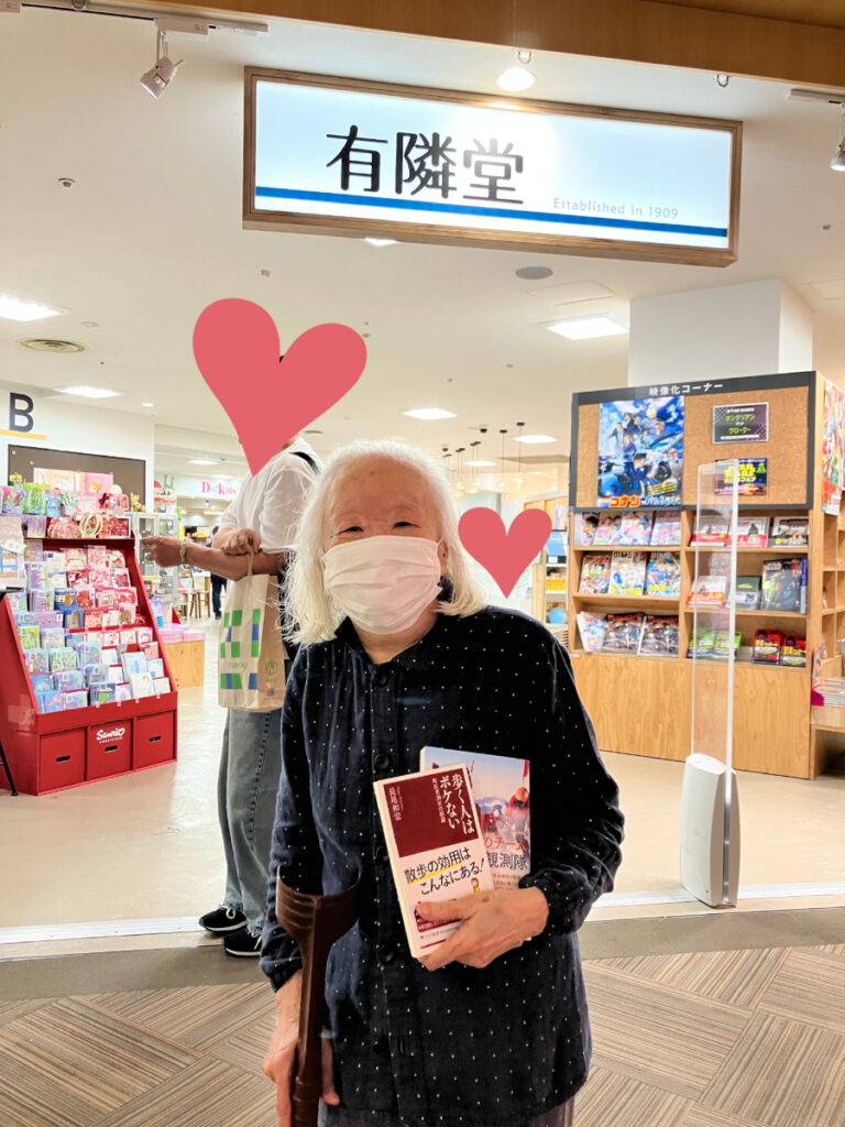 書店で自分で選んだ本を購入する様子