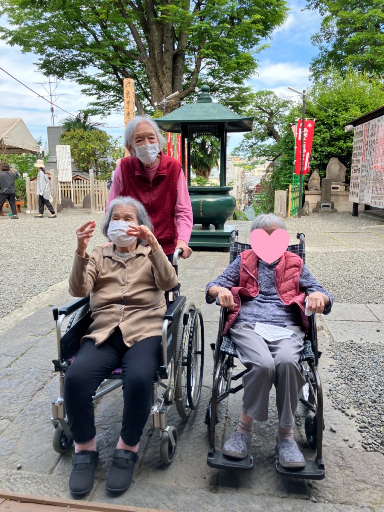 弘明寺観音でお参りをするご入居者