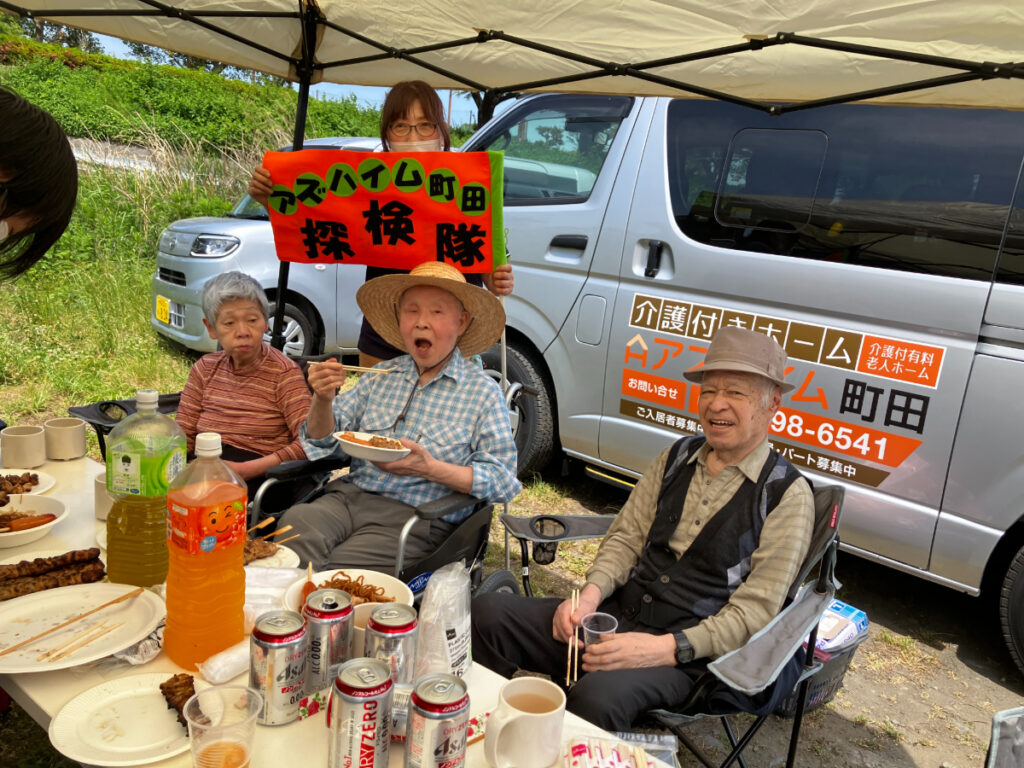 美味しいバーベキューに笑顔のご入居者