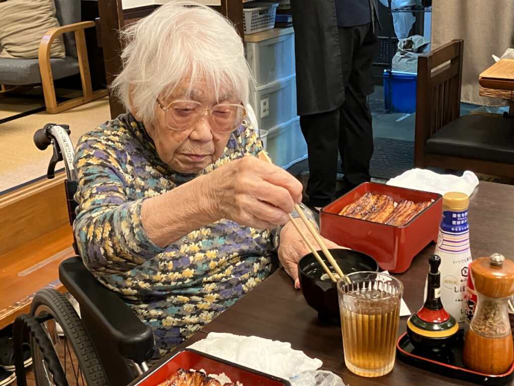 うなぎを食べるご入居者