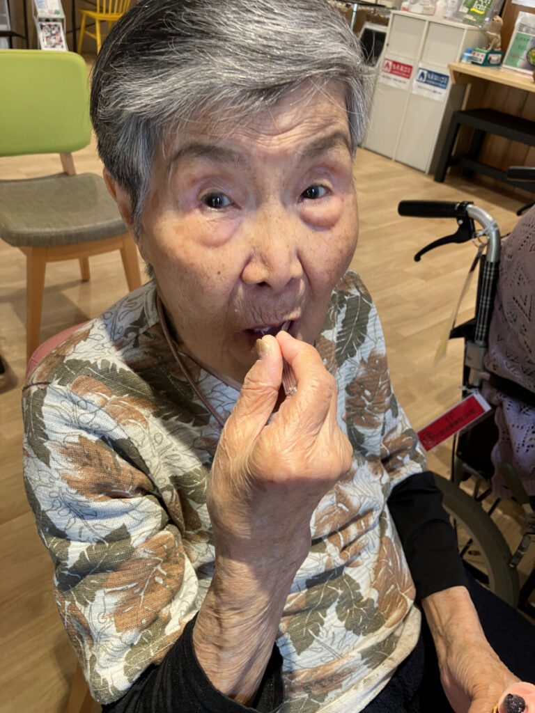 ソフトクリームを食べるご入居者