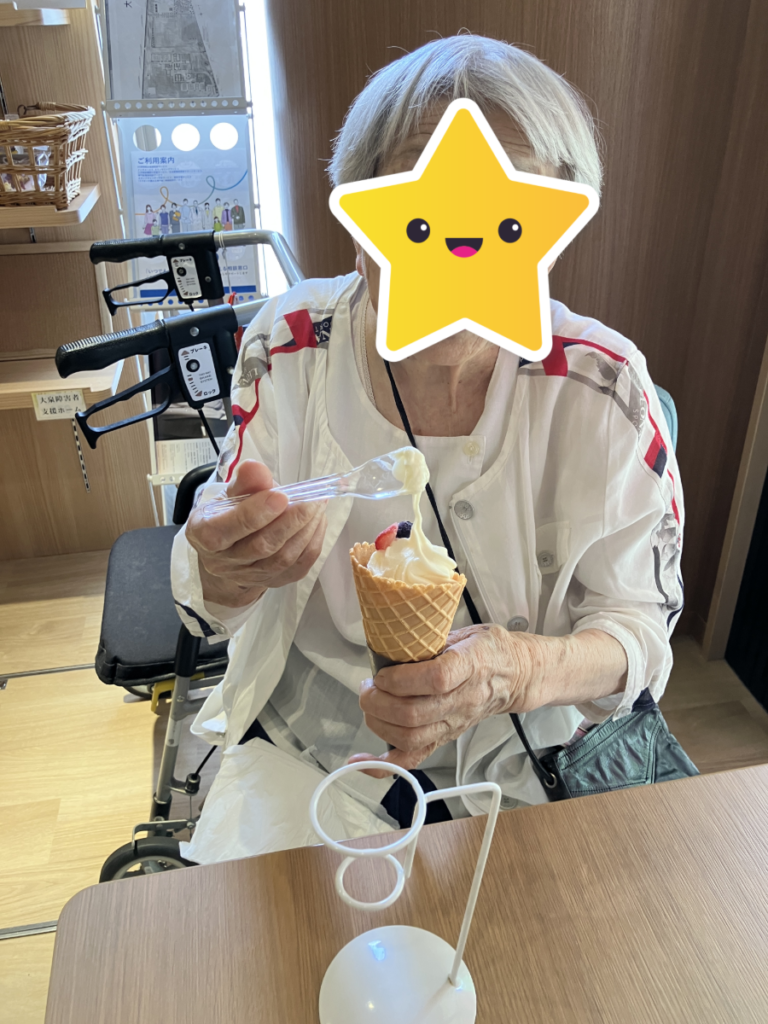 ソフトクリームを食べるご入居者