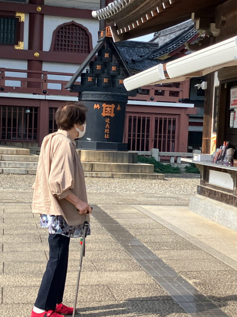 池上本門寺を散策するご入居者