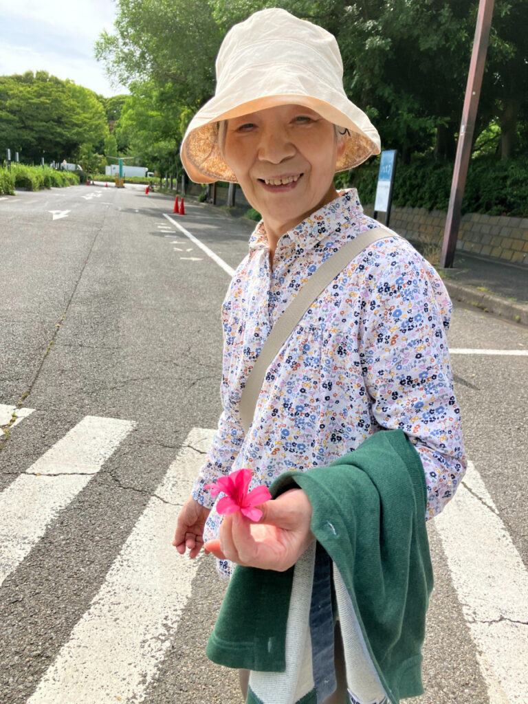 お散歩で笑顔のご入居者