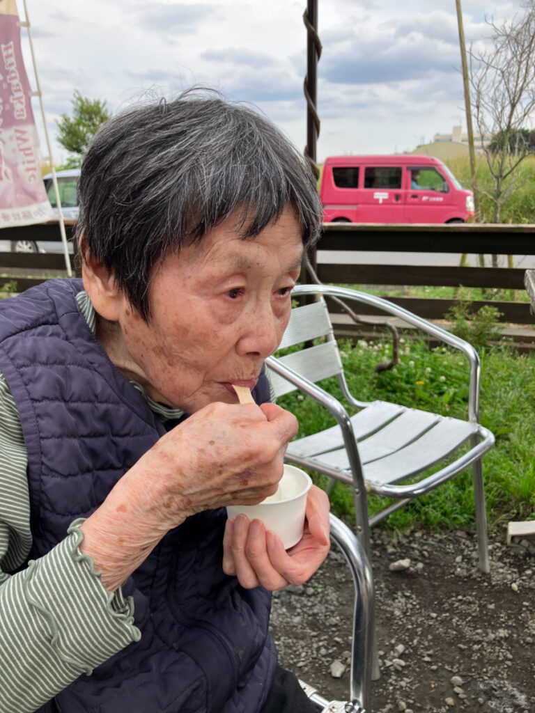 牧場でソフトクリームを食べるご入居者