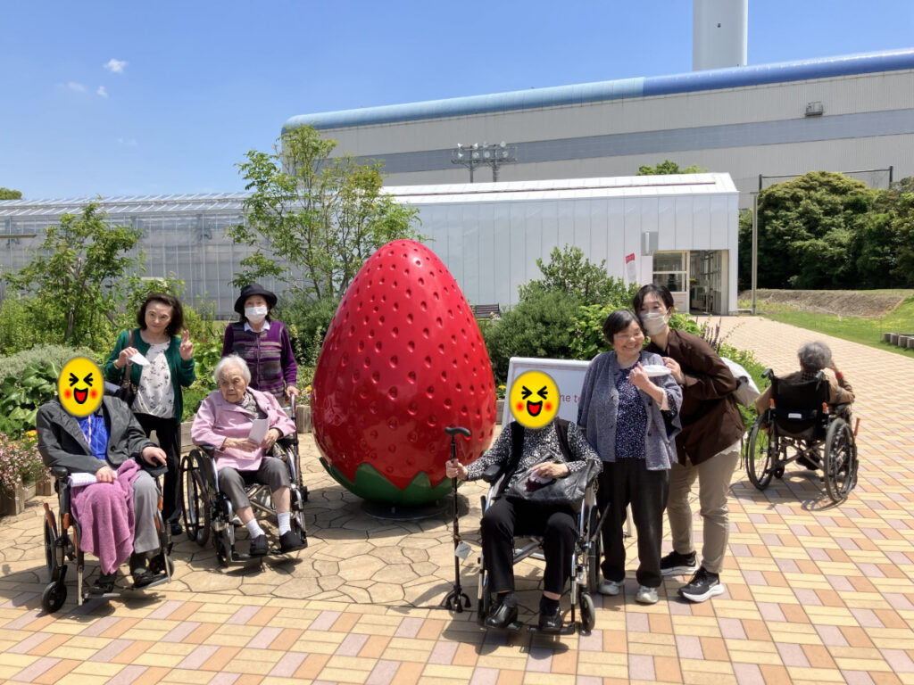 バス旅行でイチゴ狩りへ
