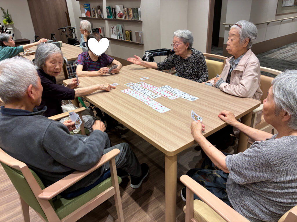 トランプをするご入居者