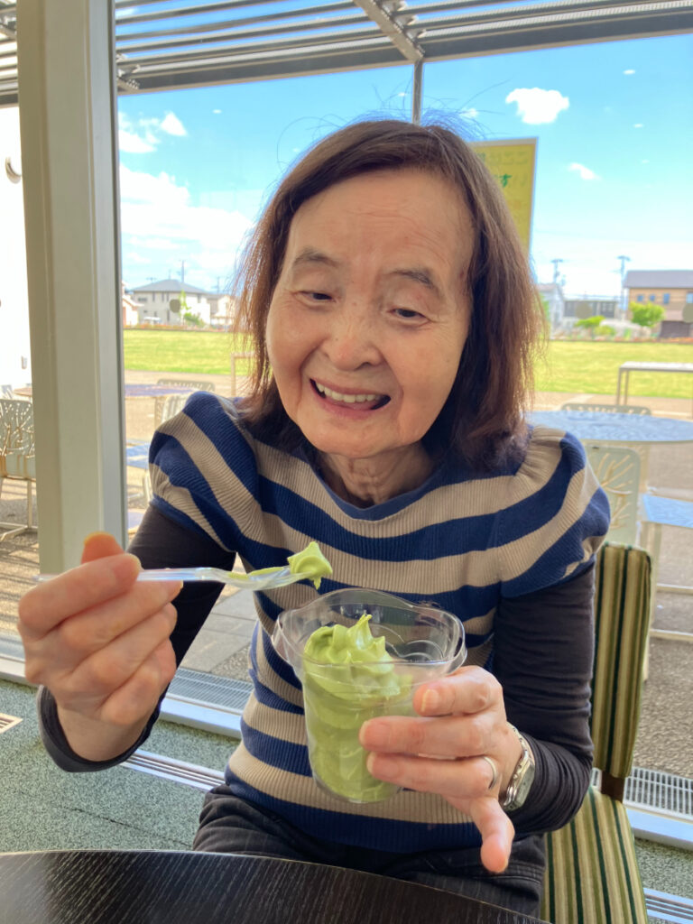 ソフトクリームを笑顔で召し上がるご入居者
