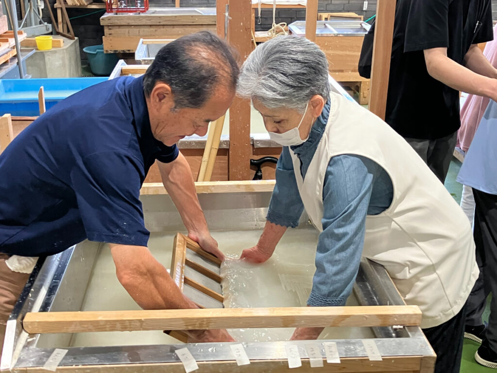 伝統工芸施設で和紙の紙漉き体験