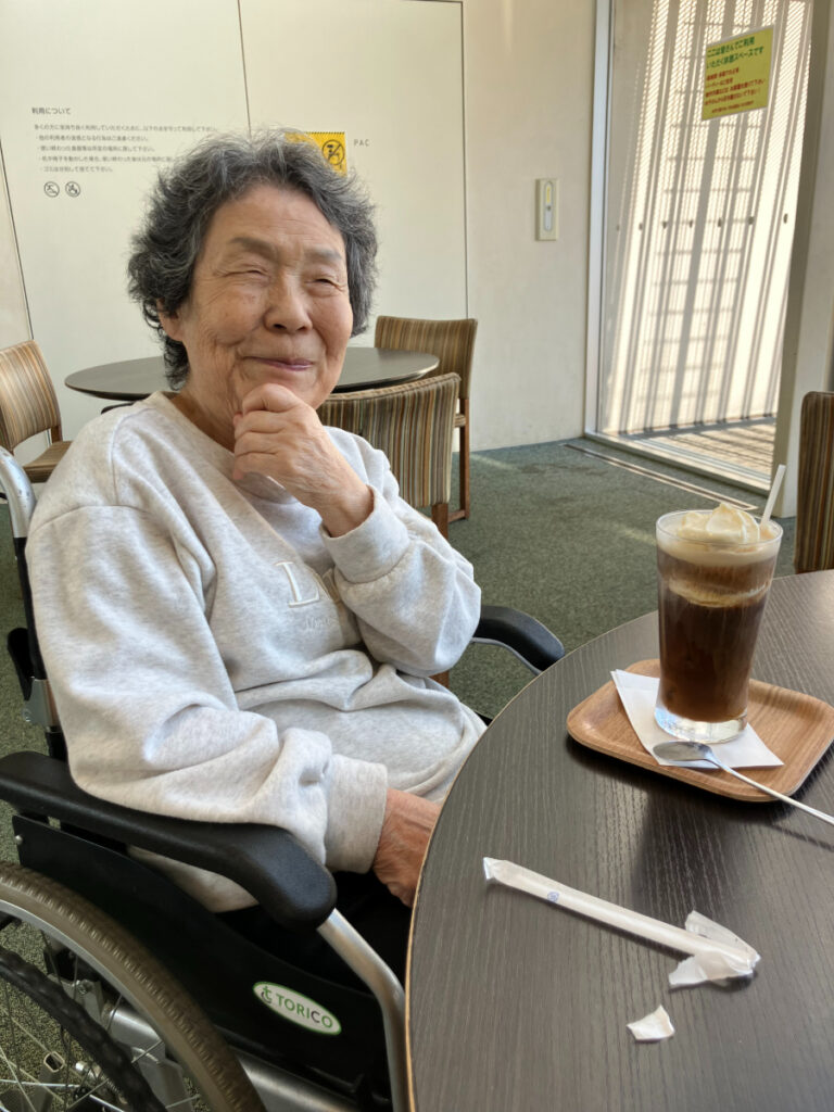 コーヒーフロートを笑顔で召し上がるご入居者
