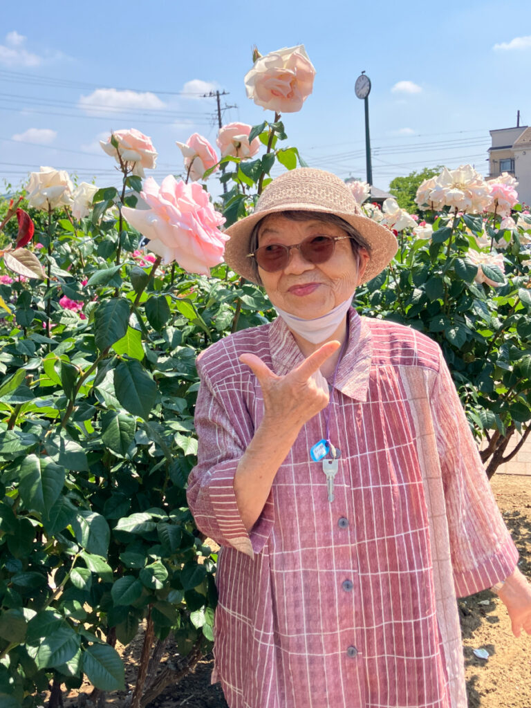 美しいバラとご入居者