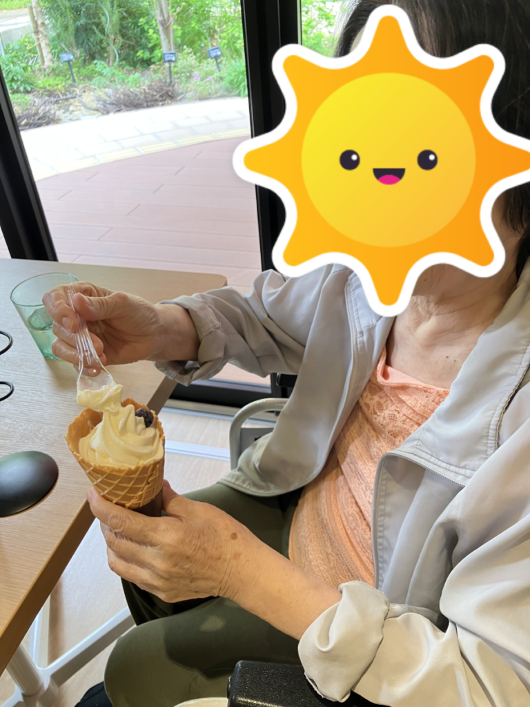 ソフトクリームを食べるご入居者