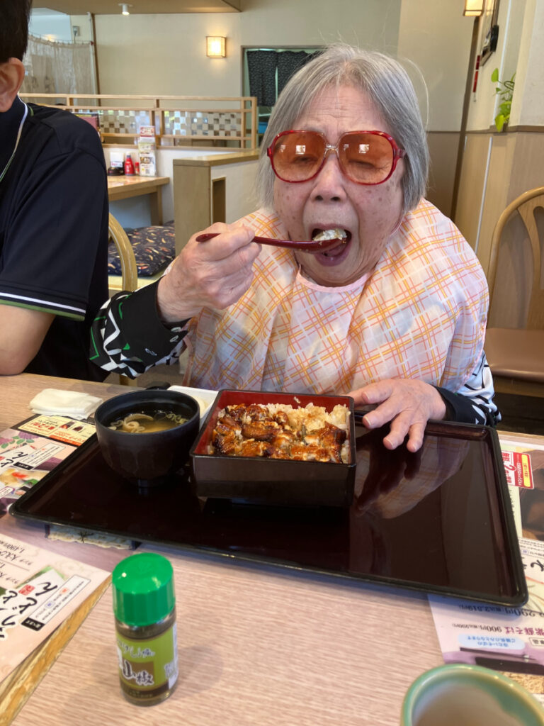 ひつまぶしを楽しむご入居者