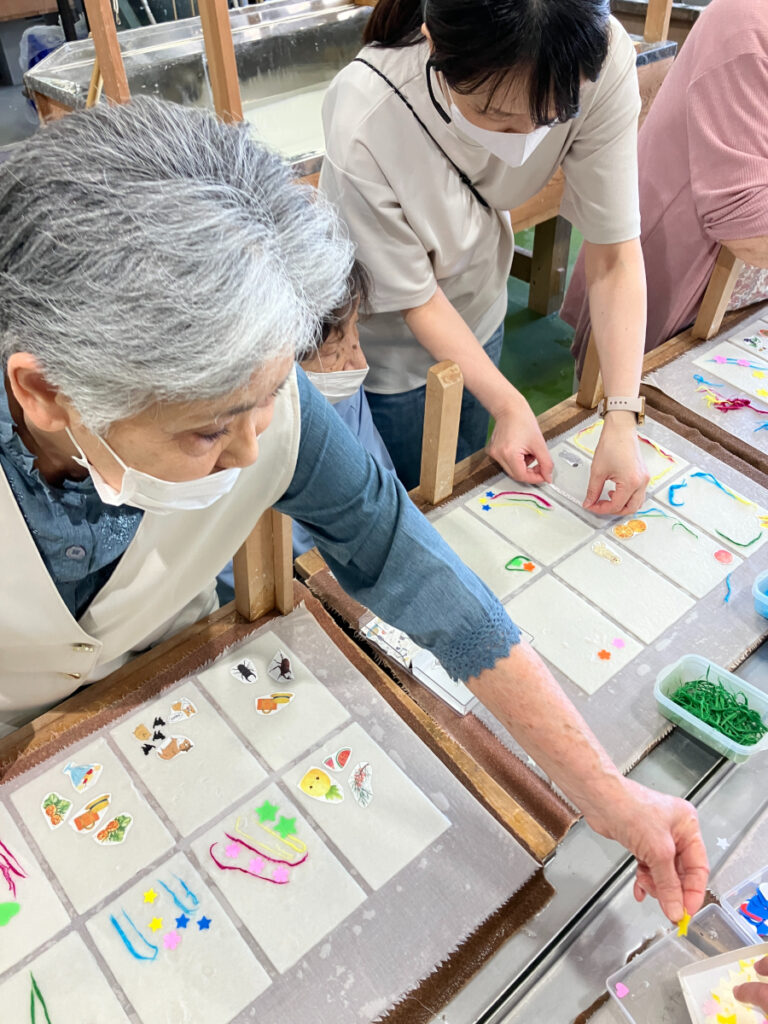 伝統工芸施設で和紙のはがきづくり