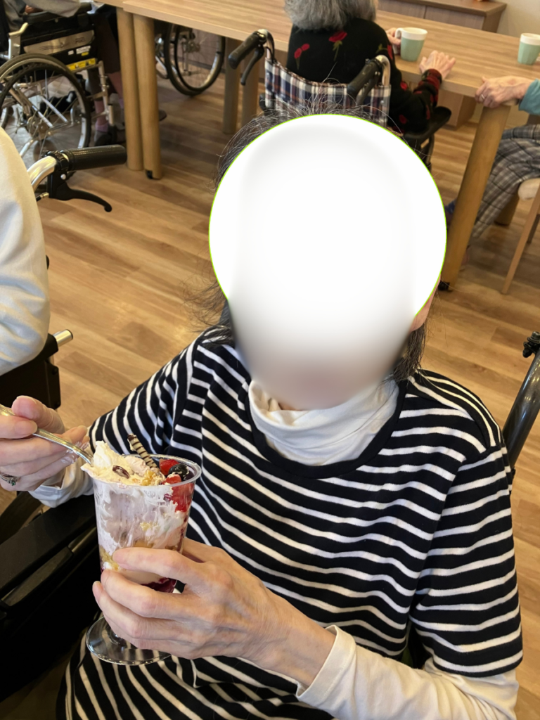 パフェに喜ぶご入居者