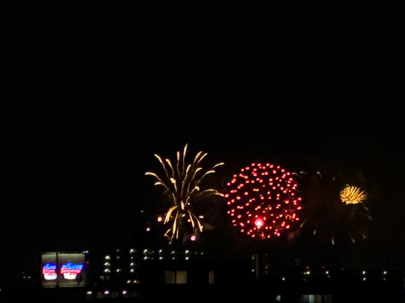 夜空にあがる花火