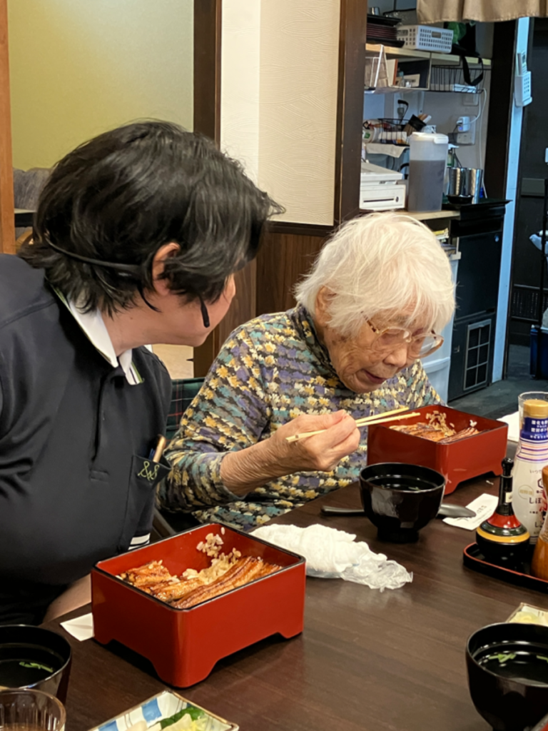 探検隊でうなぎを食べるご入居者