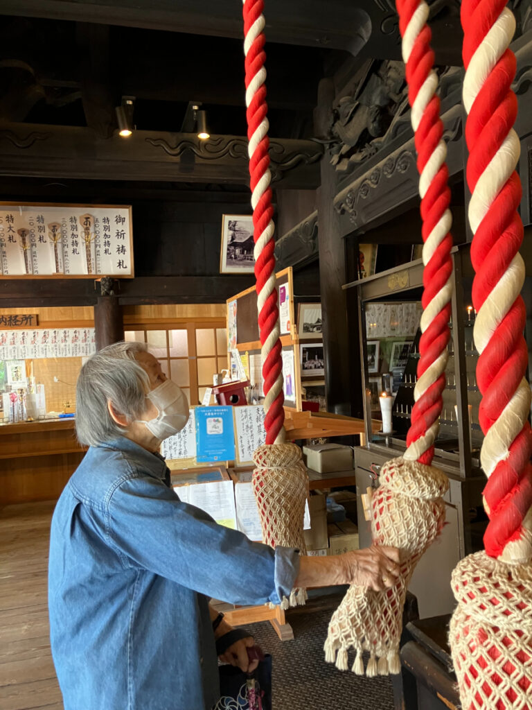弘明寺観音でお参りをするご入居者