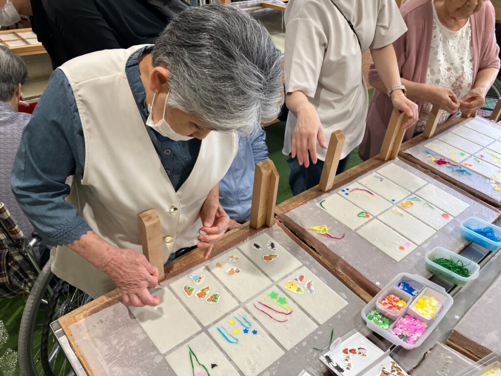 伝統工芸施設で和紙のはがきづくり