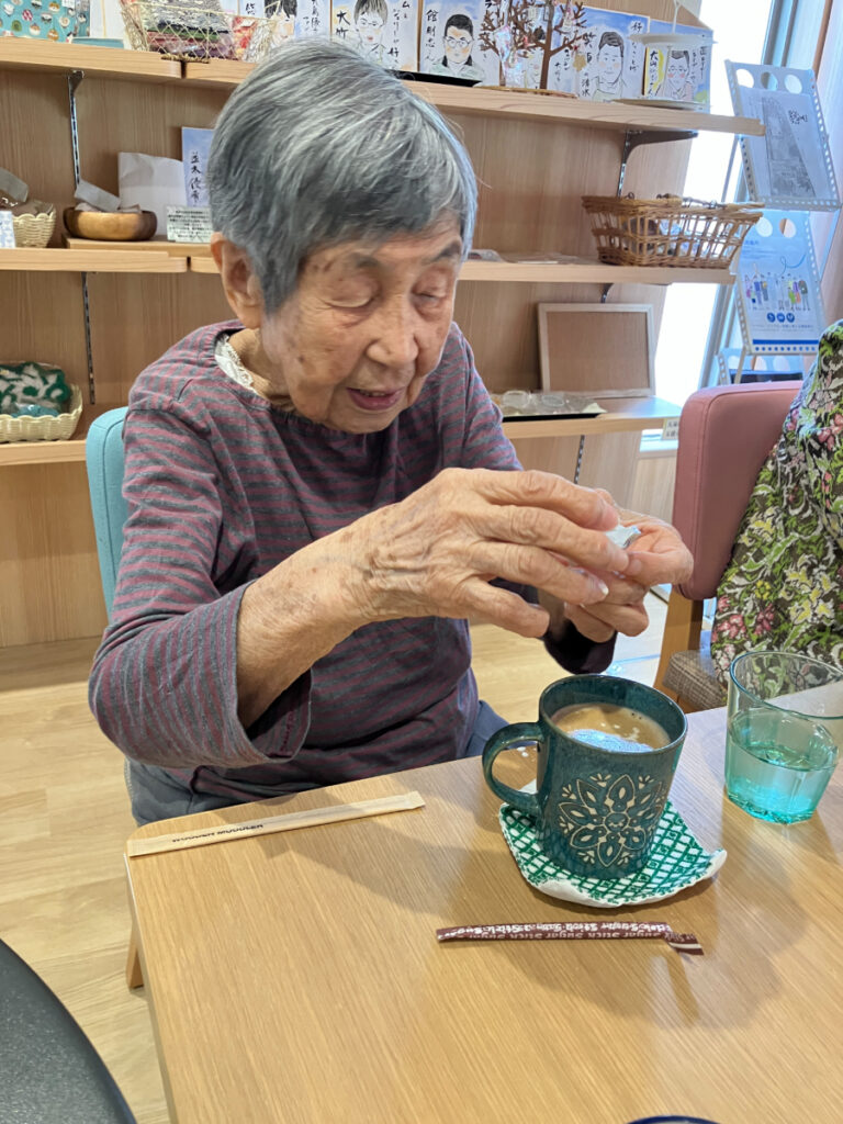 カフェでコーヒーを楽しむご入居者