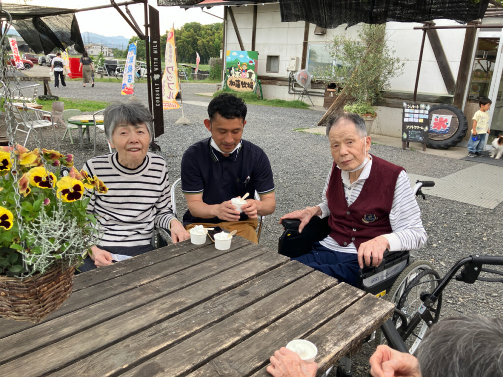 牧場でソフトクリームを食べるご入居者