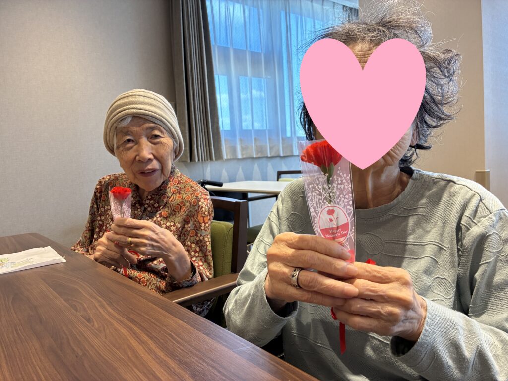 母の日にカーネーションとご入居者