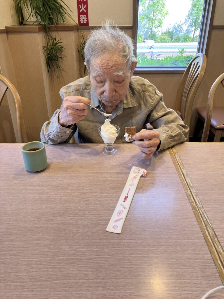 アイスを召し上がる男性ご入居者
