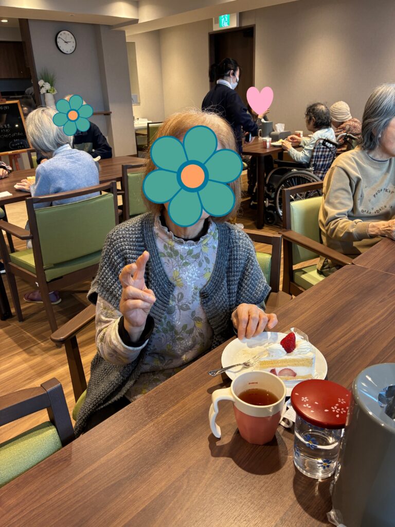 母の日にデザートをお召し上がりいただくご入居者