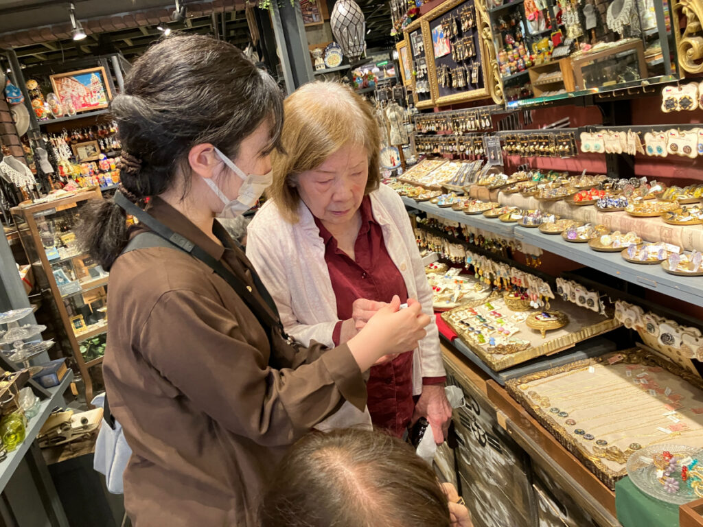 アクセサリー屋でショッピングを楽しむご入居者