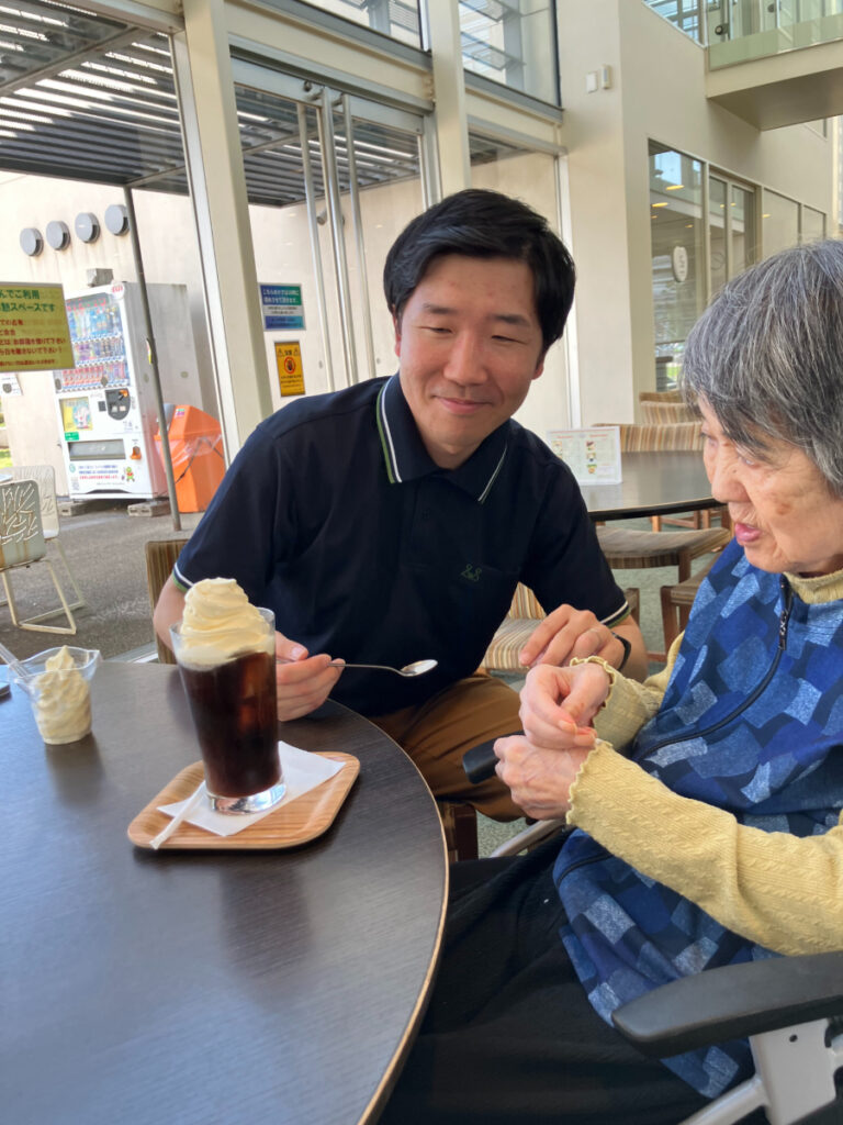 コーヒーフロートを笑顔で召し上がるご入居者