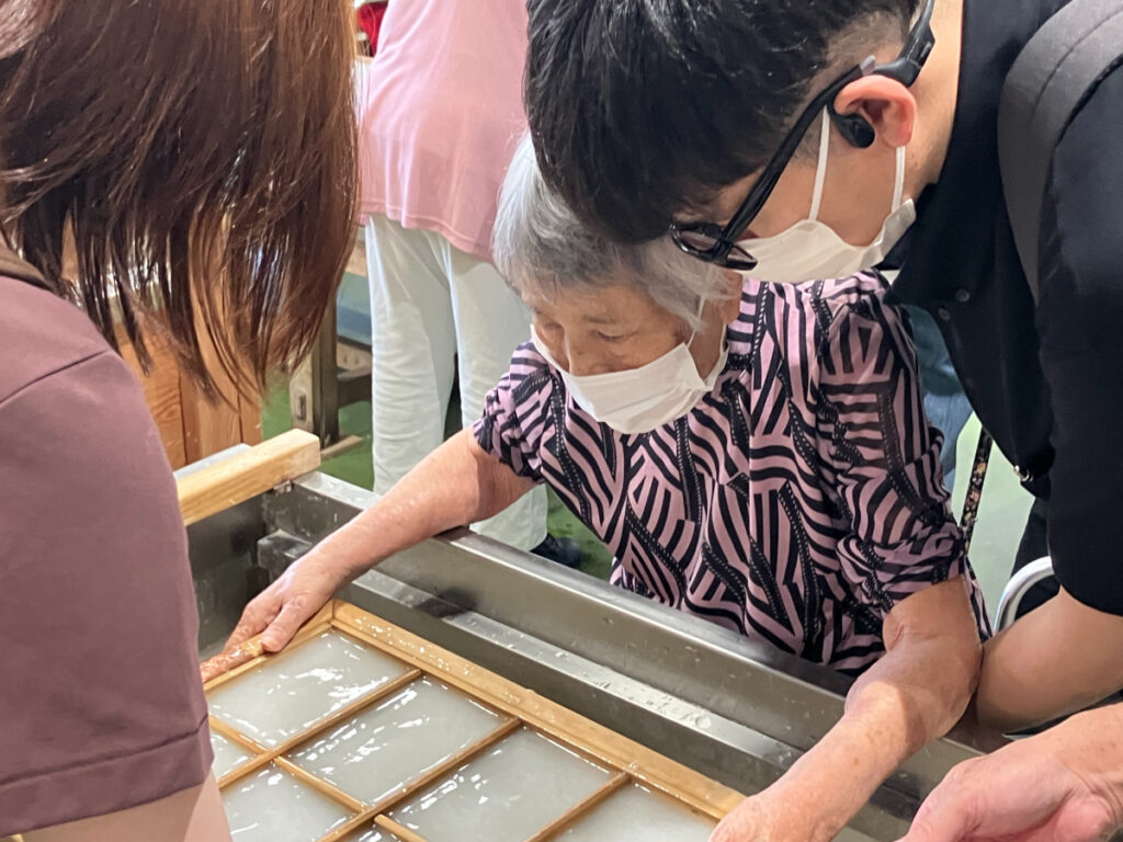伝統工芸施設で和紙の紙漉き体験